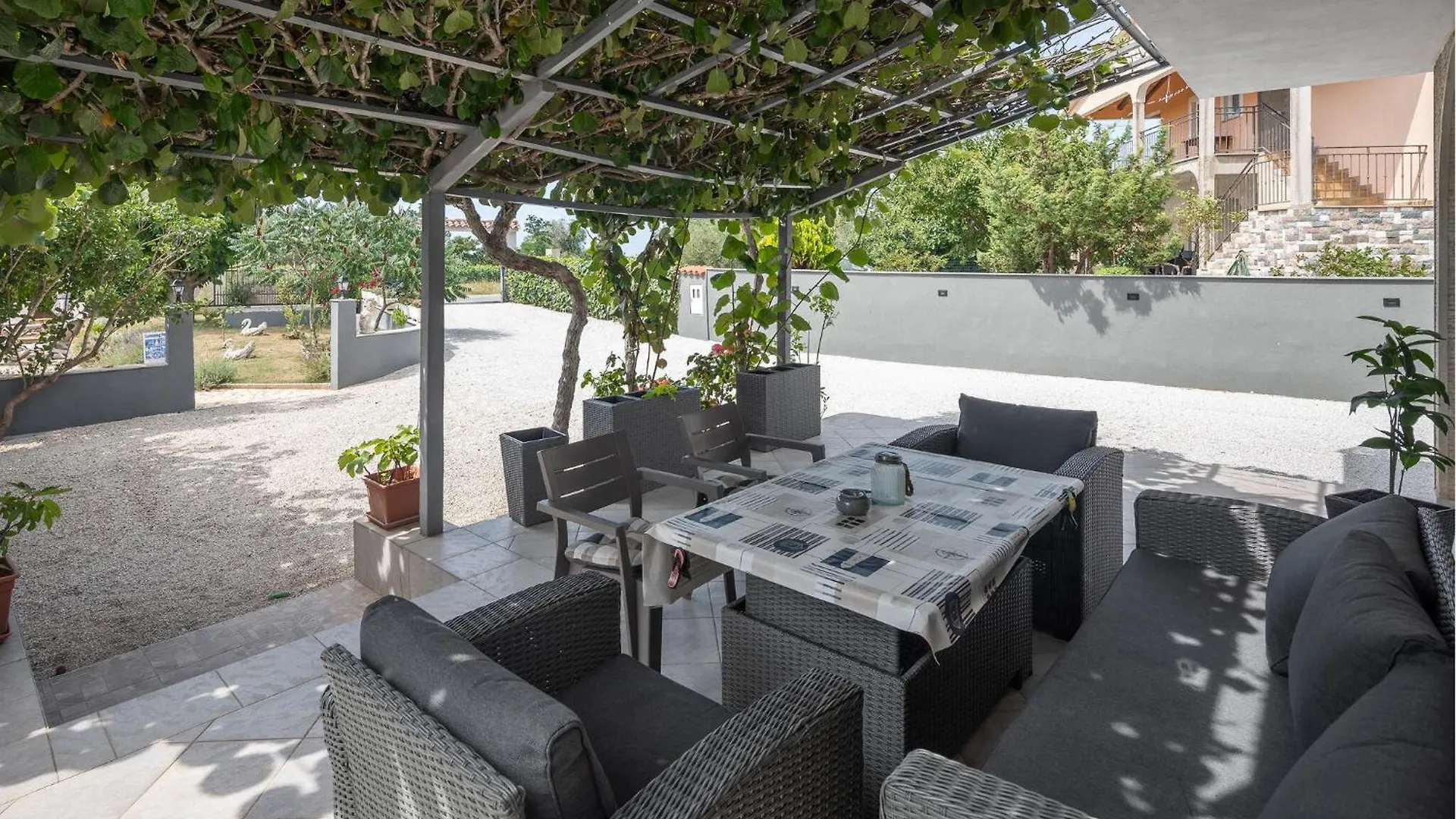 Gorgeous Apartment In Micetici With Wifi Ladrovici